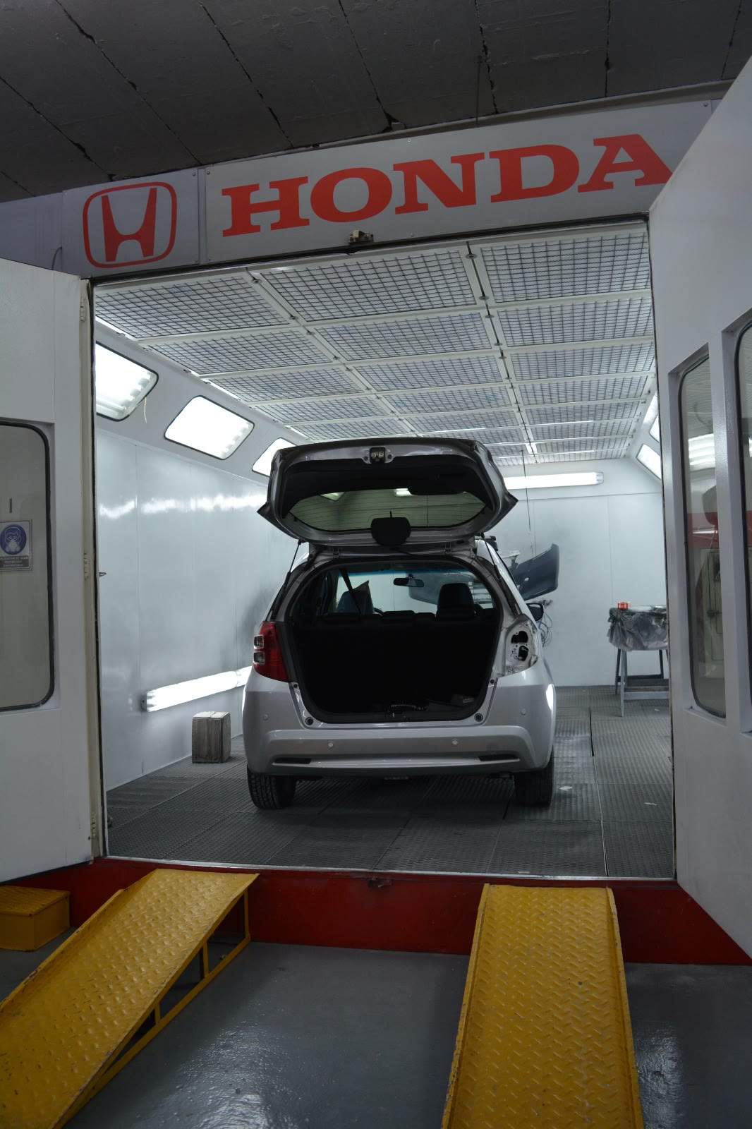 Cabina de pintura presurizada TELME del taller de Lorraine SCA, con un Honda dentro