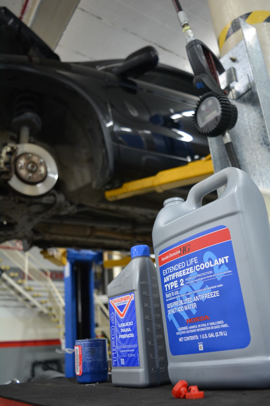 Líquido de frenos y refrigerante Honda Genuine en nuestro taller, durante una reparación
