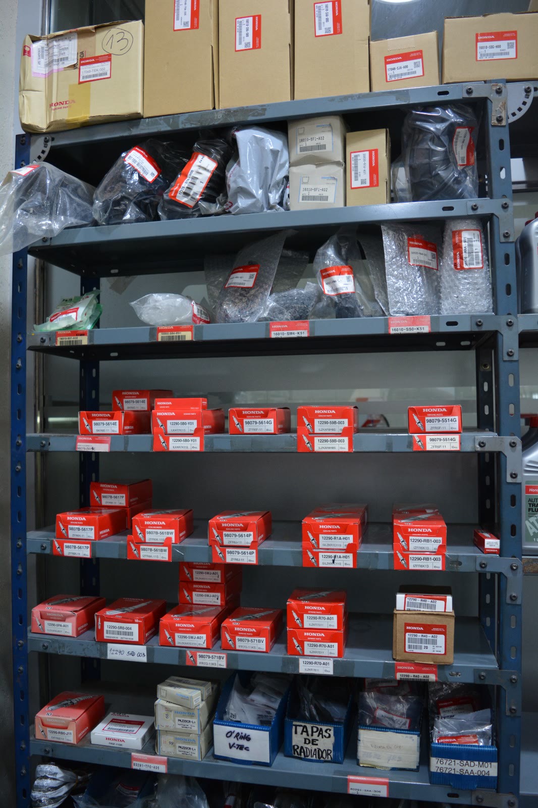 Estantería de repuestos 100% originales Honda en nuestro depósito